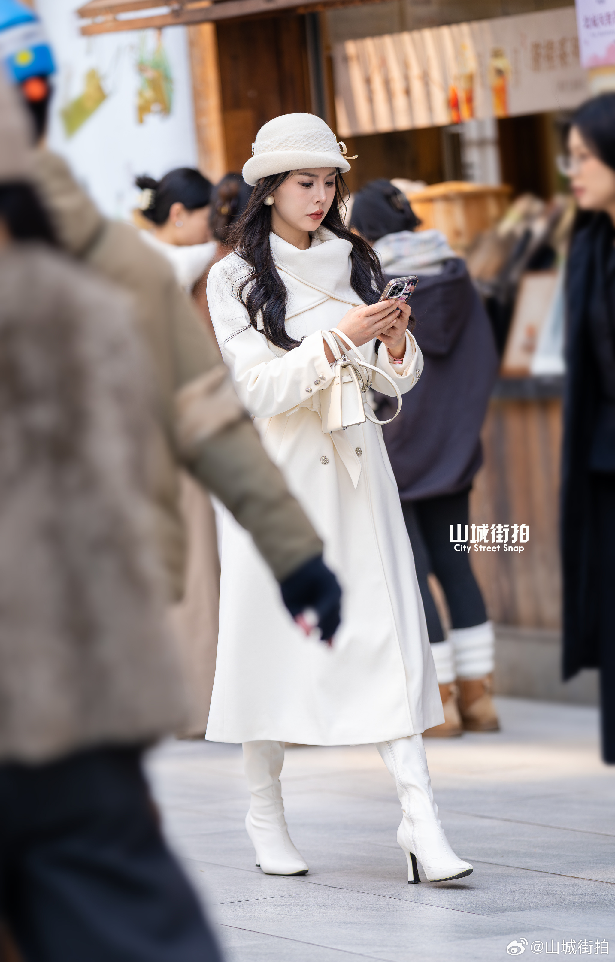 可惜人来人往挡住了~ 