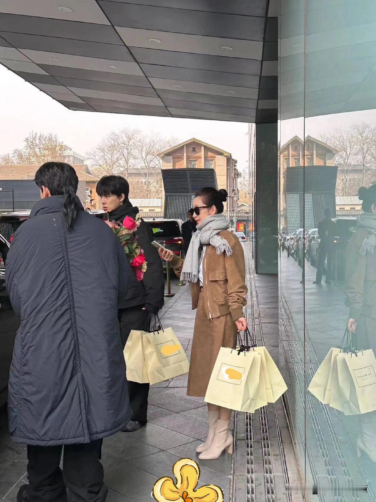 花儿与少年之北斗七行又在北京聚会啦～可能是聚餐，也可能是有新综艺。秦海璐一身驼色