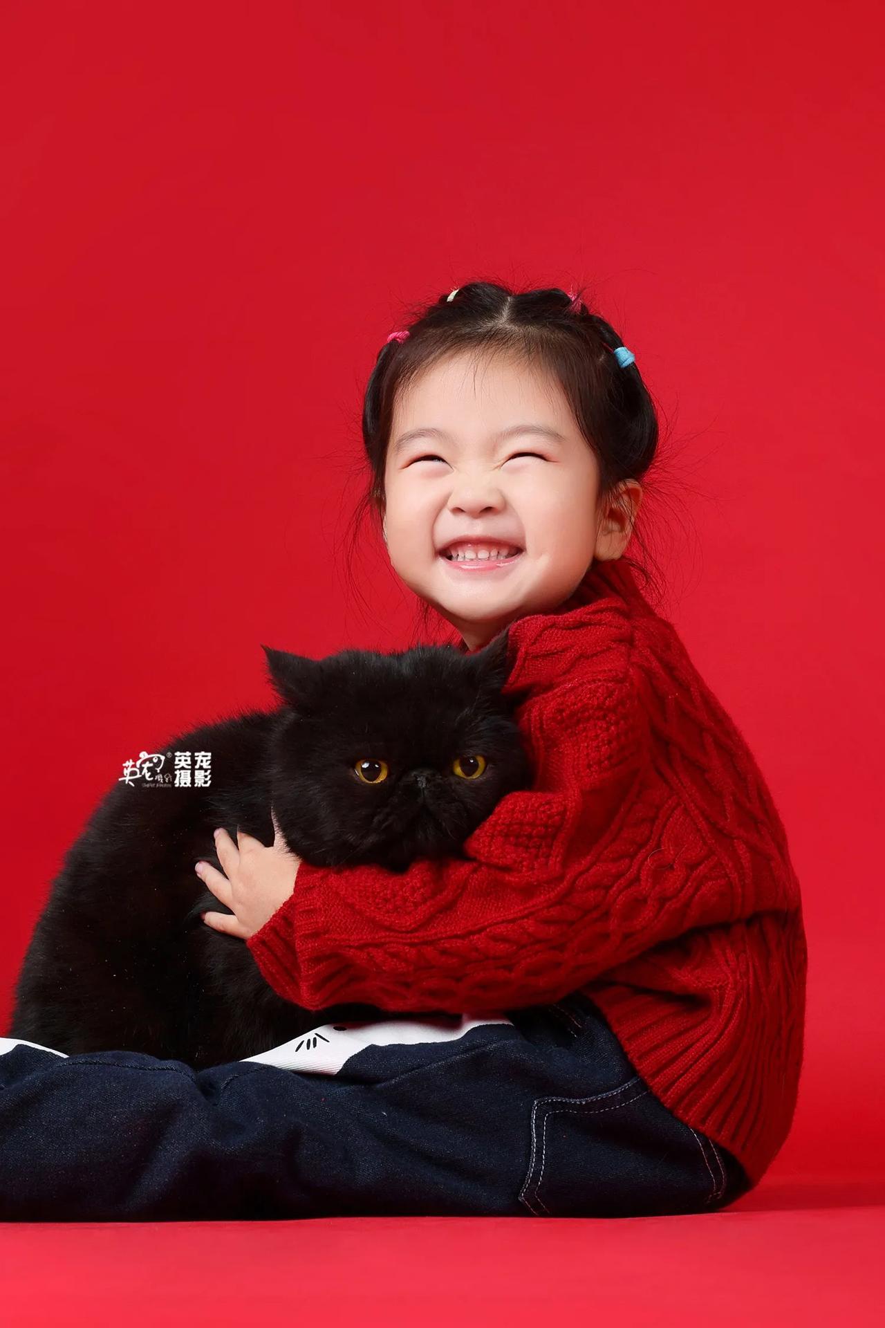 发自内心的笑容，不是摆拍能实现的
只有同时了解孩子和宠物，才能帮你捕捉到
儿童节