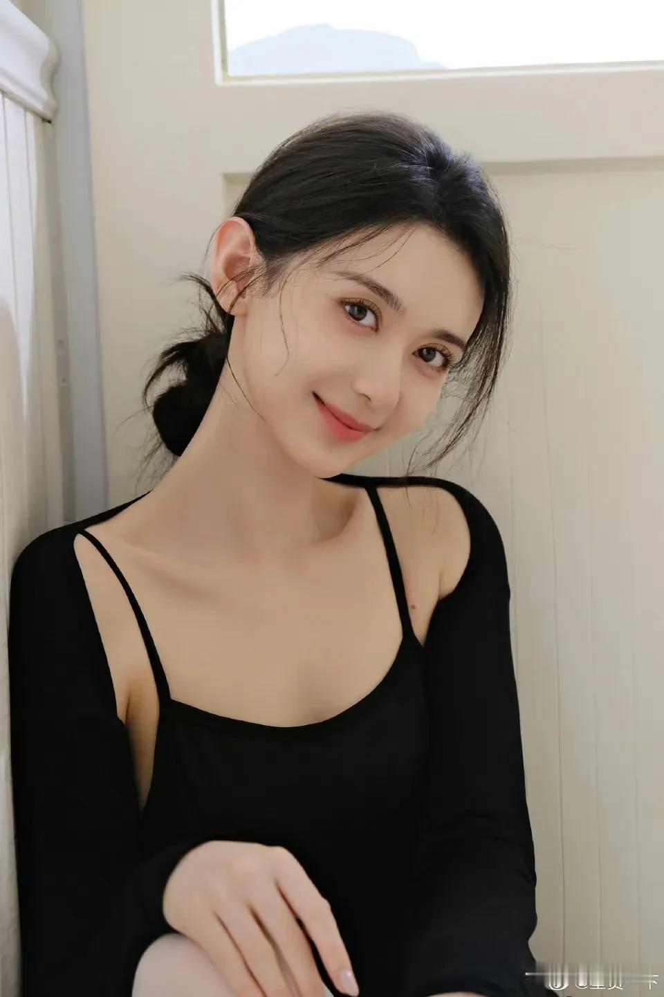 徐梓钧，高亚麟的出轨对象，关晓彤的同班同学，但被高亚麟形容只是🐔。如果爆料属实