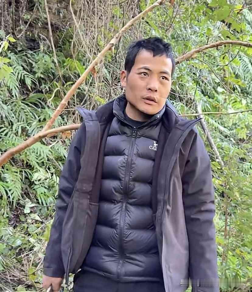 刀疤哥一句话，把赞助商的鞋喷成了溜冰鞋。
他在荒野求生决赛里爬坡抢庇护所，穿着赞