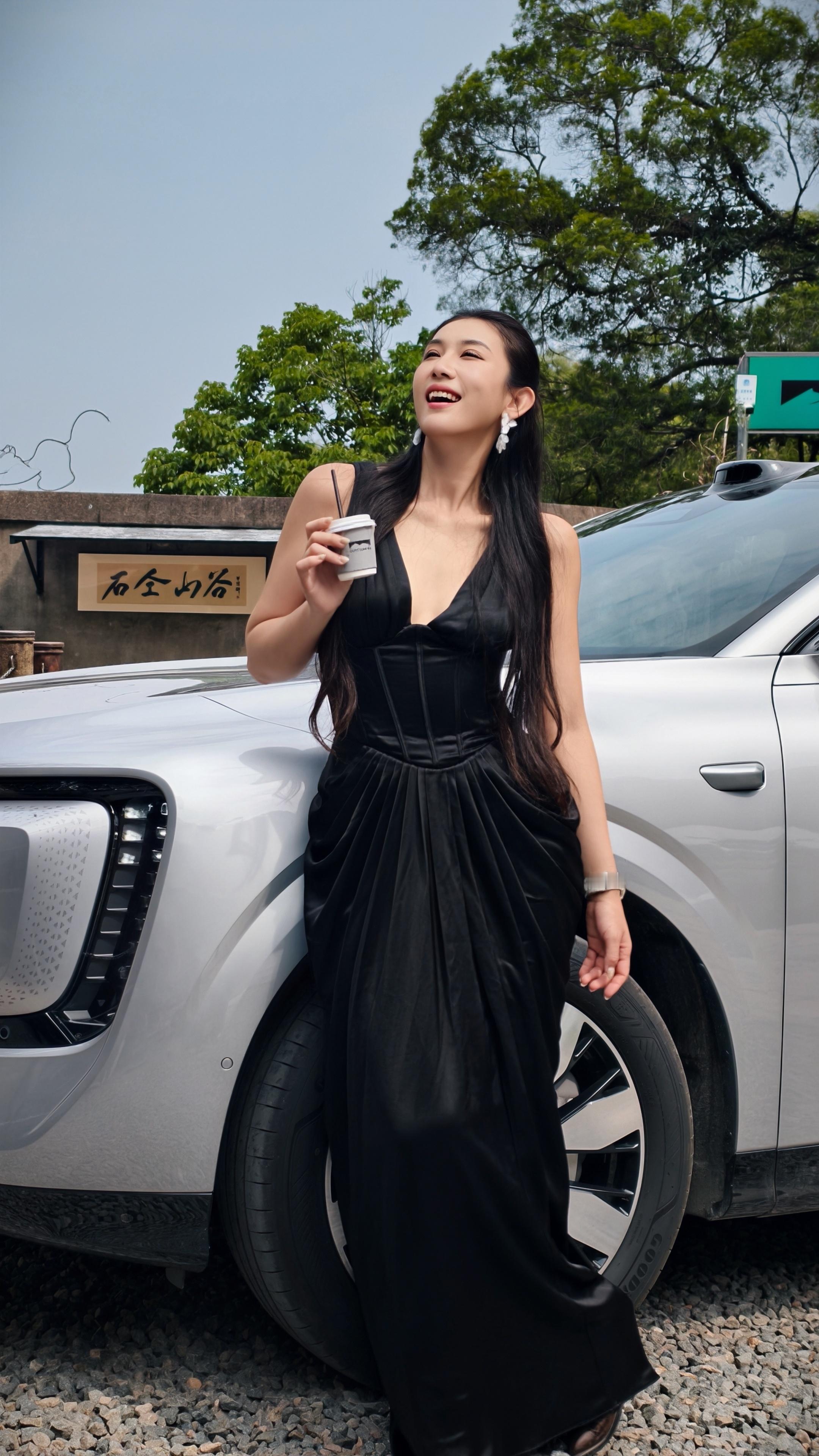 继车展展台后，又一组和奥迪E7X的合照～出片像呼吸一样简单北京车展奥迪E7X 福