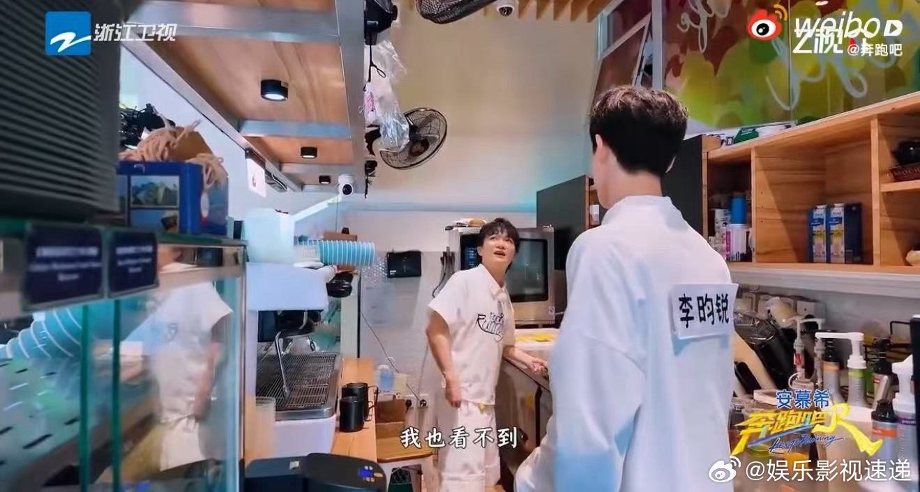 李昀锐一把抱起周深奔跑吧 藏粉笔还能解锁这种姿势？李昀锐突然发力抱起周深，让深深
