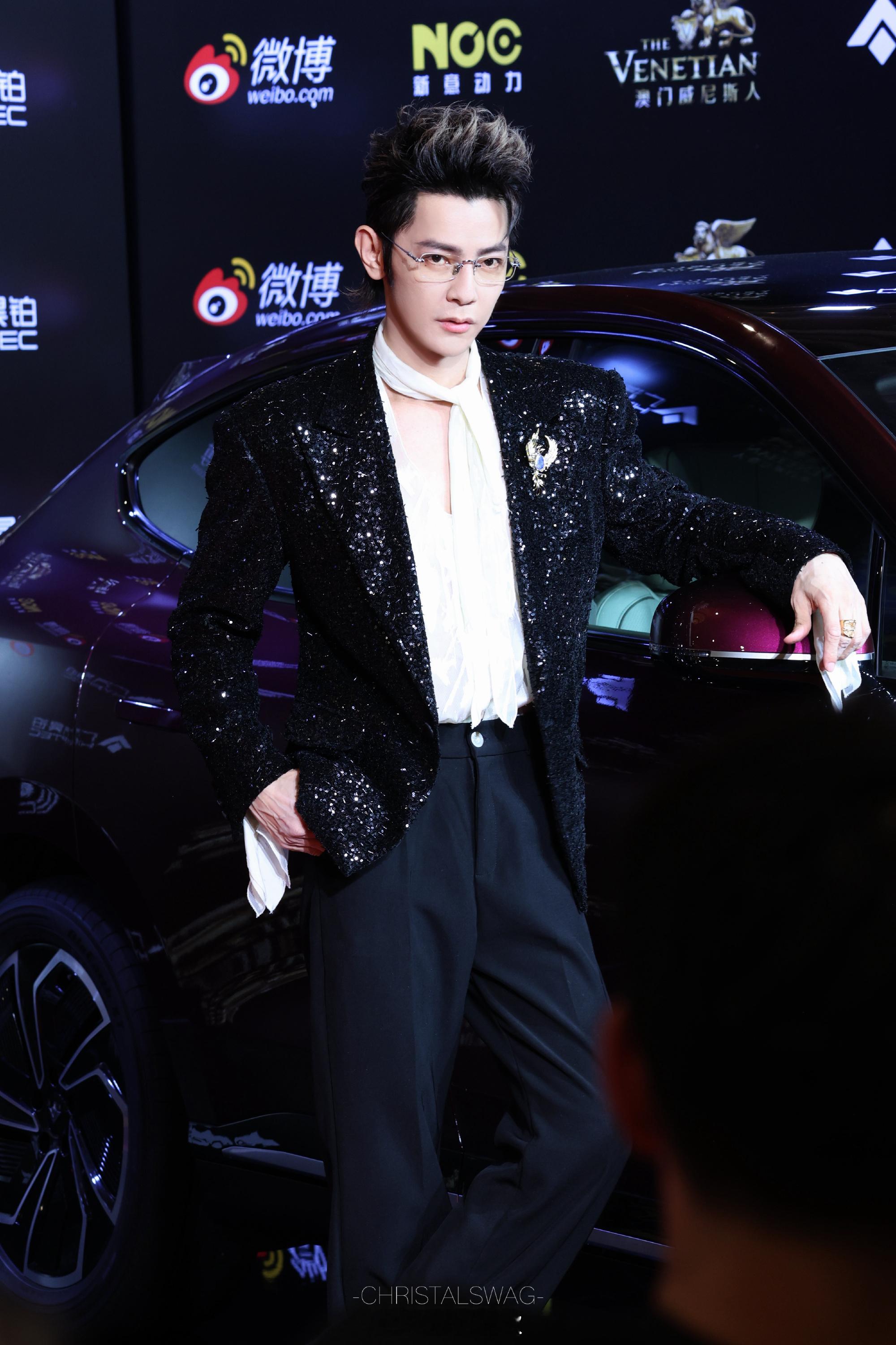 汪东城挑染狼尾亦正亦邪汪东城透明衬衫斯哈斯哈 狼尾一甩，衬衫一透，大东这是把“痞