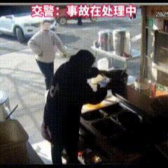 店主犹豫一秒只来得及喊一句“呀！！！”
整盆的面汤还是辣椒油全部散的满天都是，希