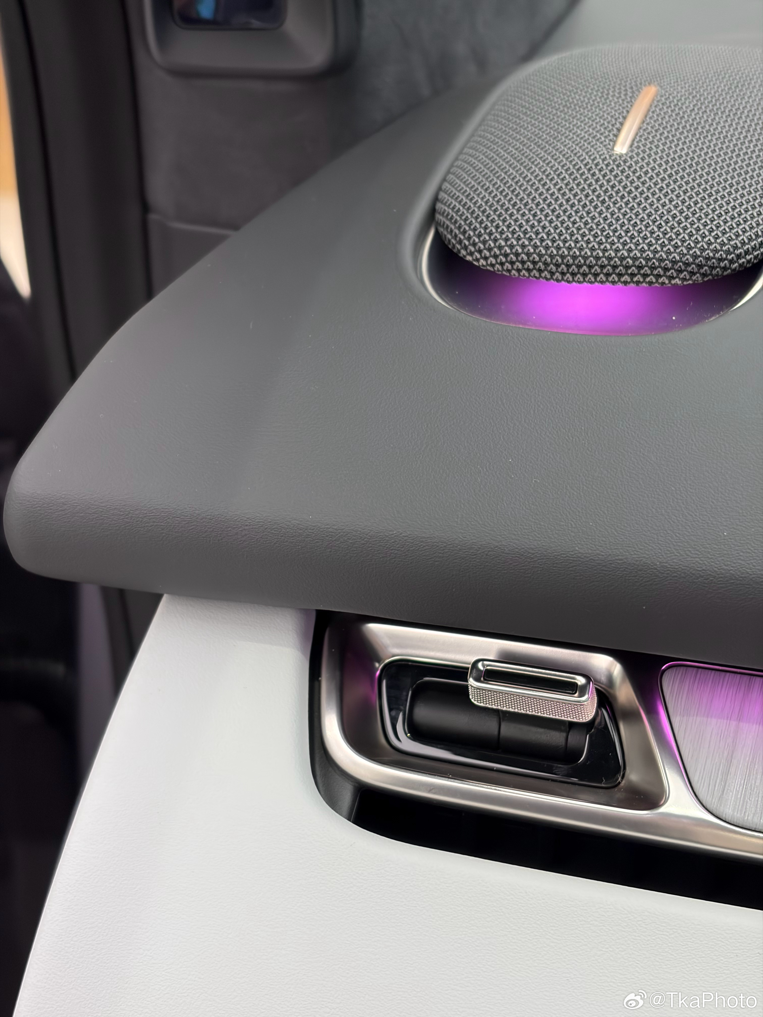 小鹏新P7+的吹面风口上下极限位置时候 拨纽和装饰条之间基本上没间隙了 只能用手