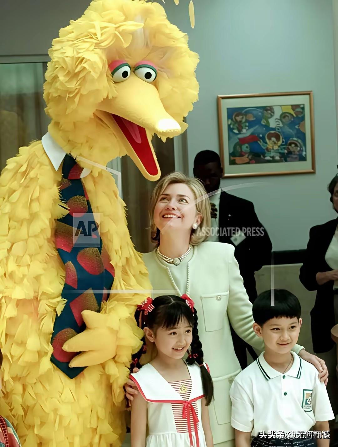 希拉里这张照片，是1998年6月30日在上海儿童医学中心拍摄的，距今已经28年了