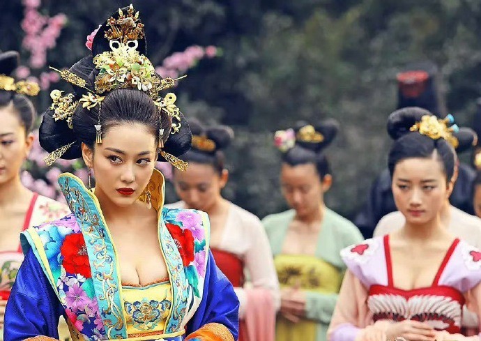 这个剧！！我记得当时播到一半，因为太暴露下架整改 