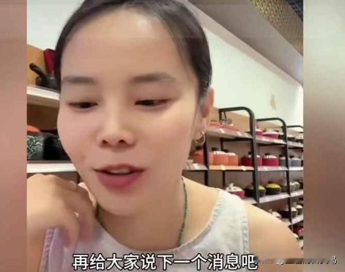 熊三石在直播间自己爆猛料啦，说52W会议马上就来！
我刚刷到网友发的熊三石直播间