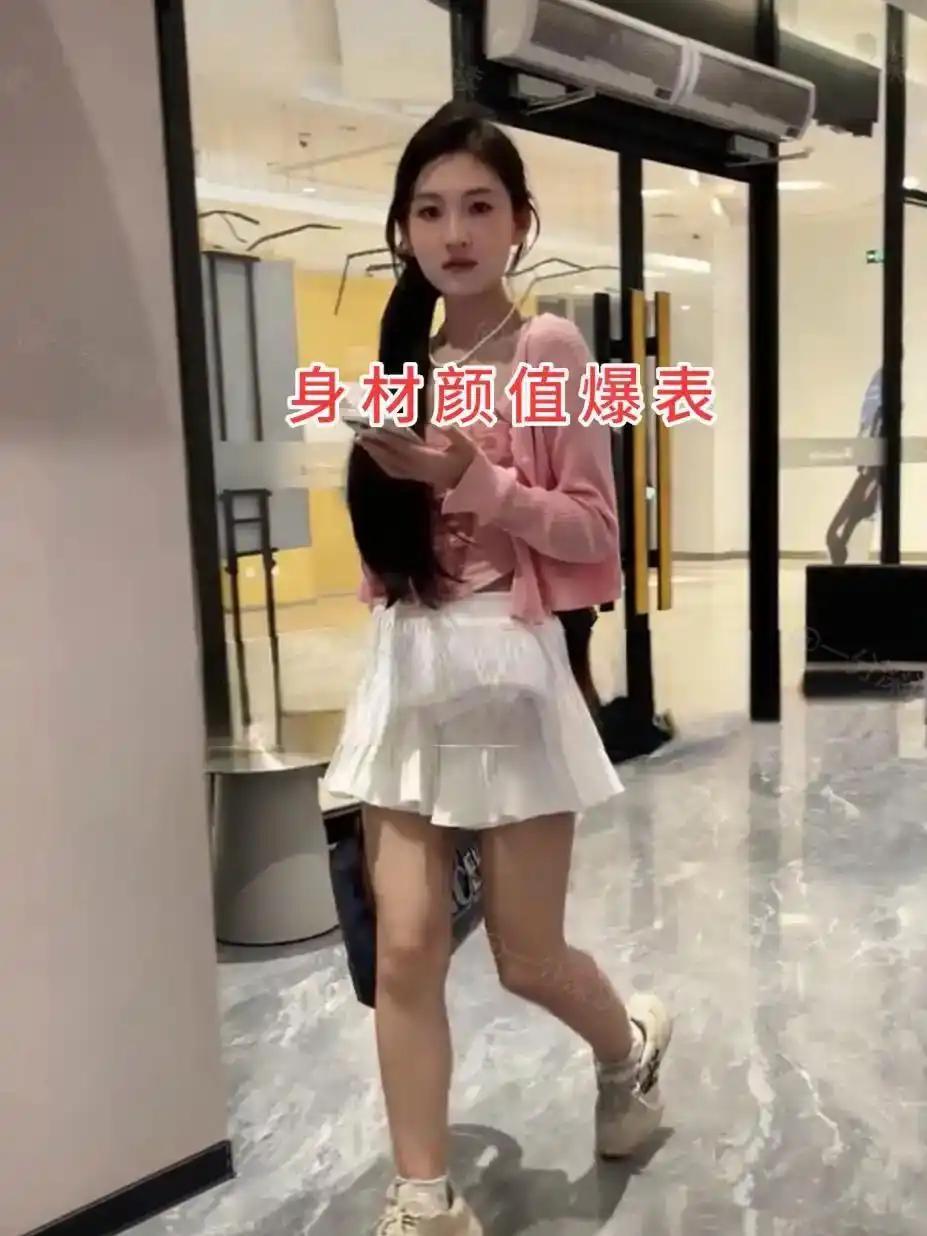 商场里的这场相亲，在当地引发了不少讨论。辽宁一名小伙赴约相亲，对面坐着的姑娘长相