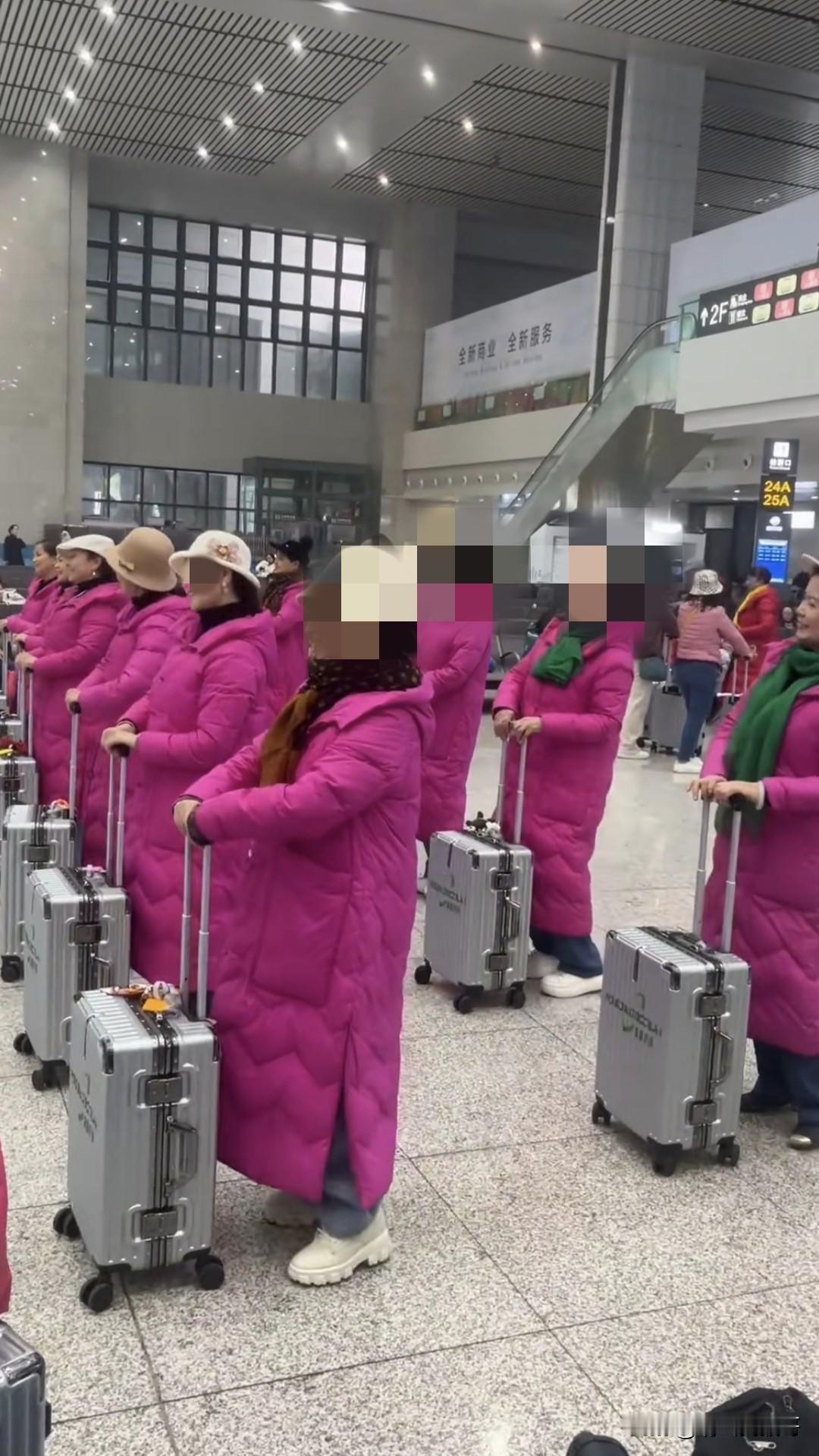现在的广场舞大妈团队都这么卷了吗？为了拍好视频，出门游玩的时候连羽绒服、行李箱都