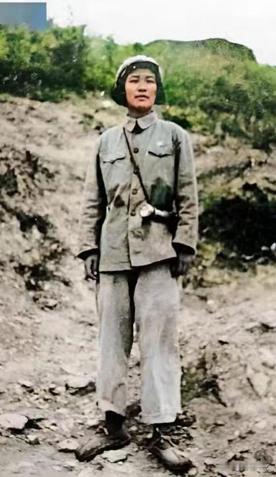 红星闪耀岁月
1950年冬，戴安澜将军年仅十五岁的女儿戴藩篱毅然参军，奔赴抗美援
