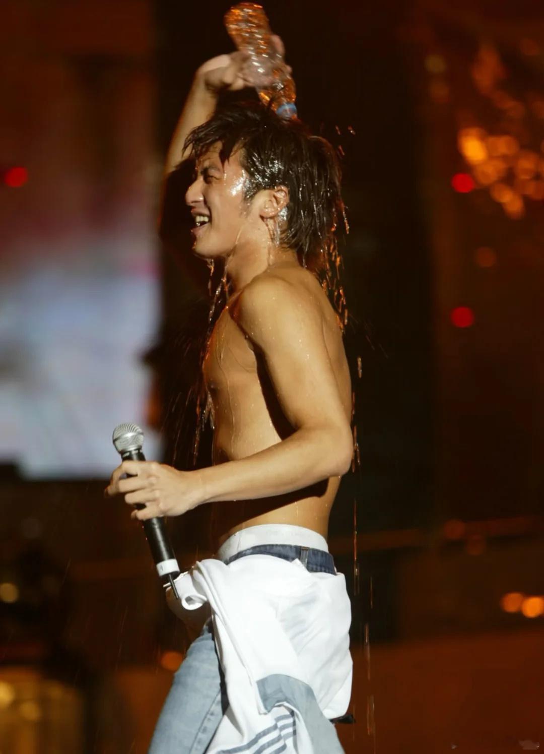 谢霆锋：当年冷水浇头，如今热水下肚当年五摄氏度光膀子，现在十六摄氏度打底衫长袖衫