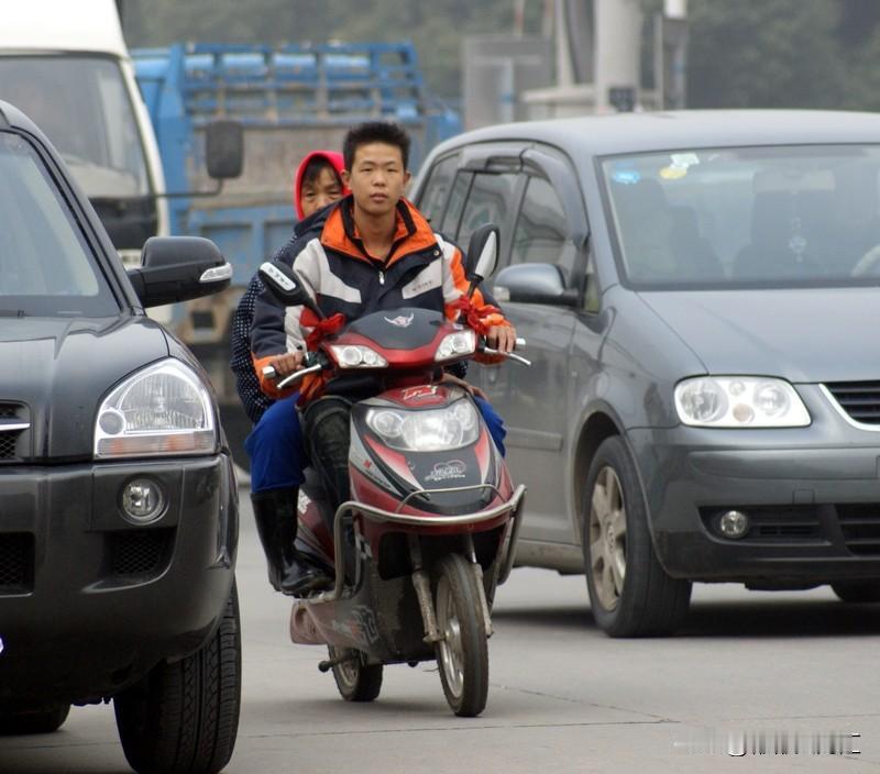 骑电动车违章会不会扣驾驶证分，得看情况。通常普通电动车违章，像闯红灯、逆行这些，