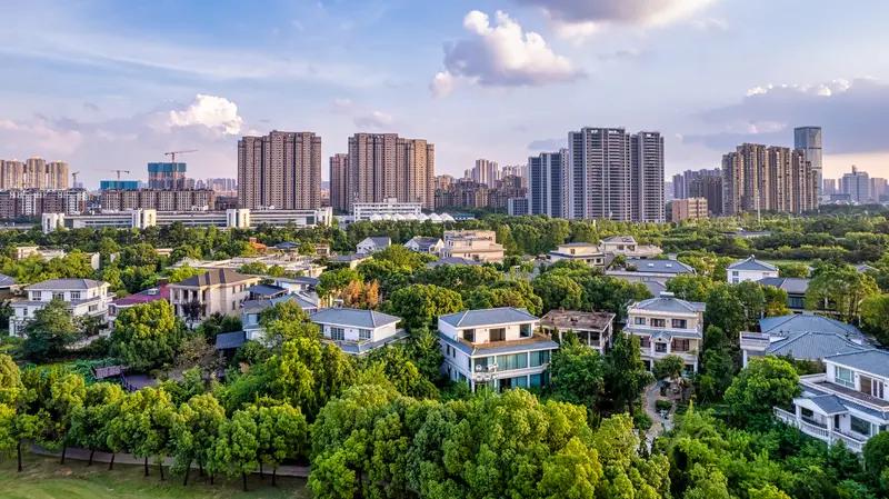 五到十年后中国房价不能一概而论。现在房价像股市熊市，未来涨跌得看城市和区域。
一