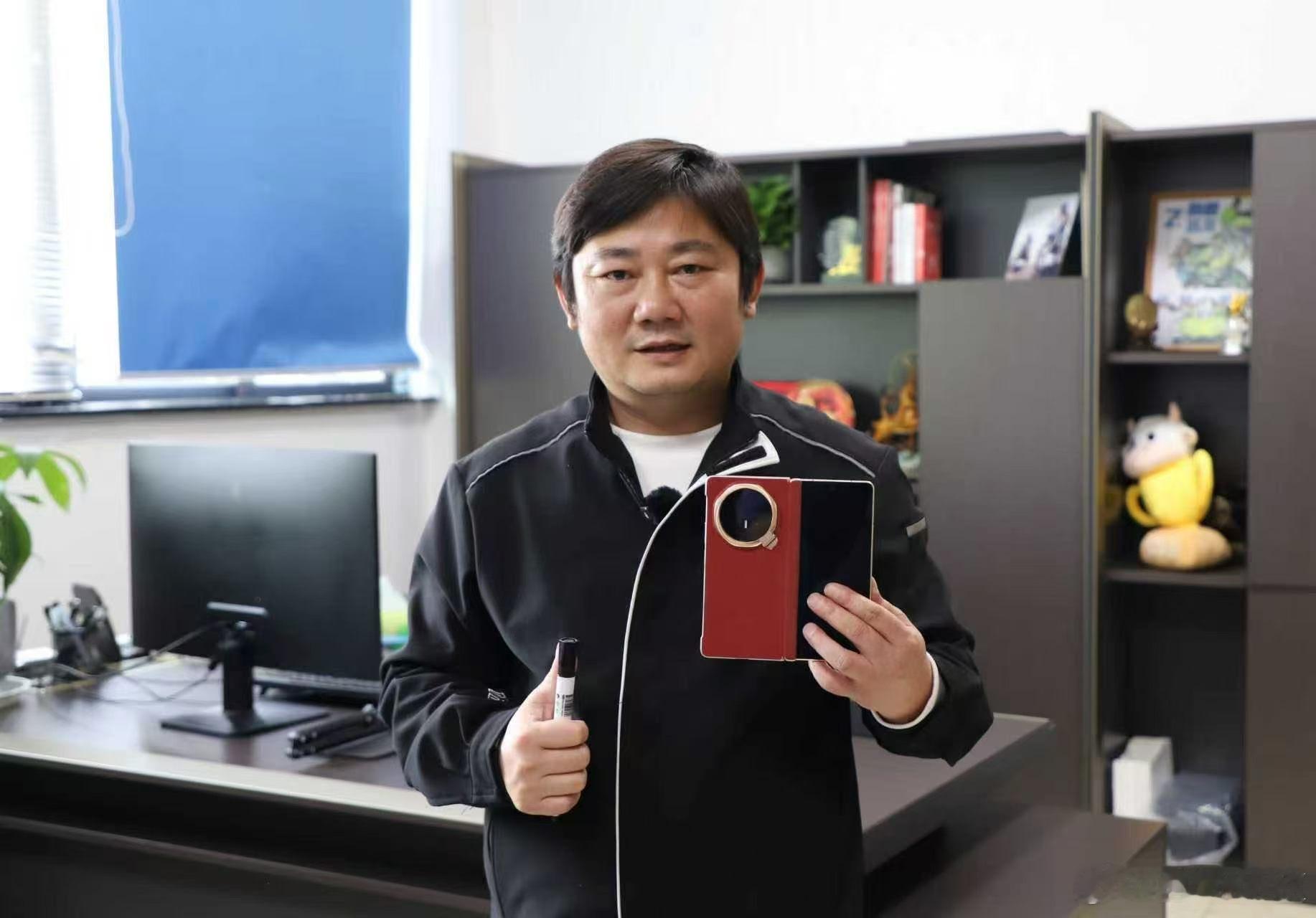 张雪换上了荣耀Magic V6折叠屏