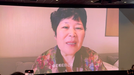 生万物看片会摇来了房主任 房主任说“把命运攥手里”，瞬间想到杨幂角色里的那股“自