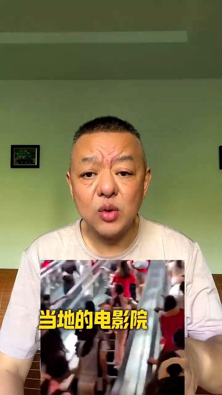 有点看不懂，周星驰的电影《功夫女足》，到底是怎么回事？

各地老板疯了一样包场，