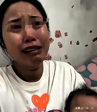 离婚后这一幕，真的太戳心，也太让人纠结！
 
前夫来看孩子，怕吵醒熟睡的女儿，悄