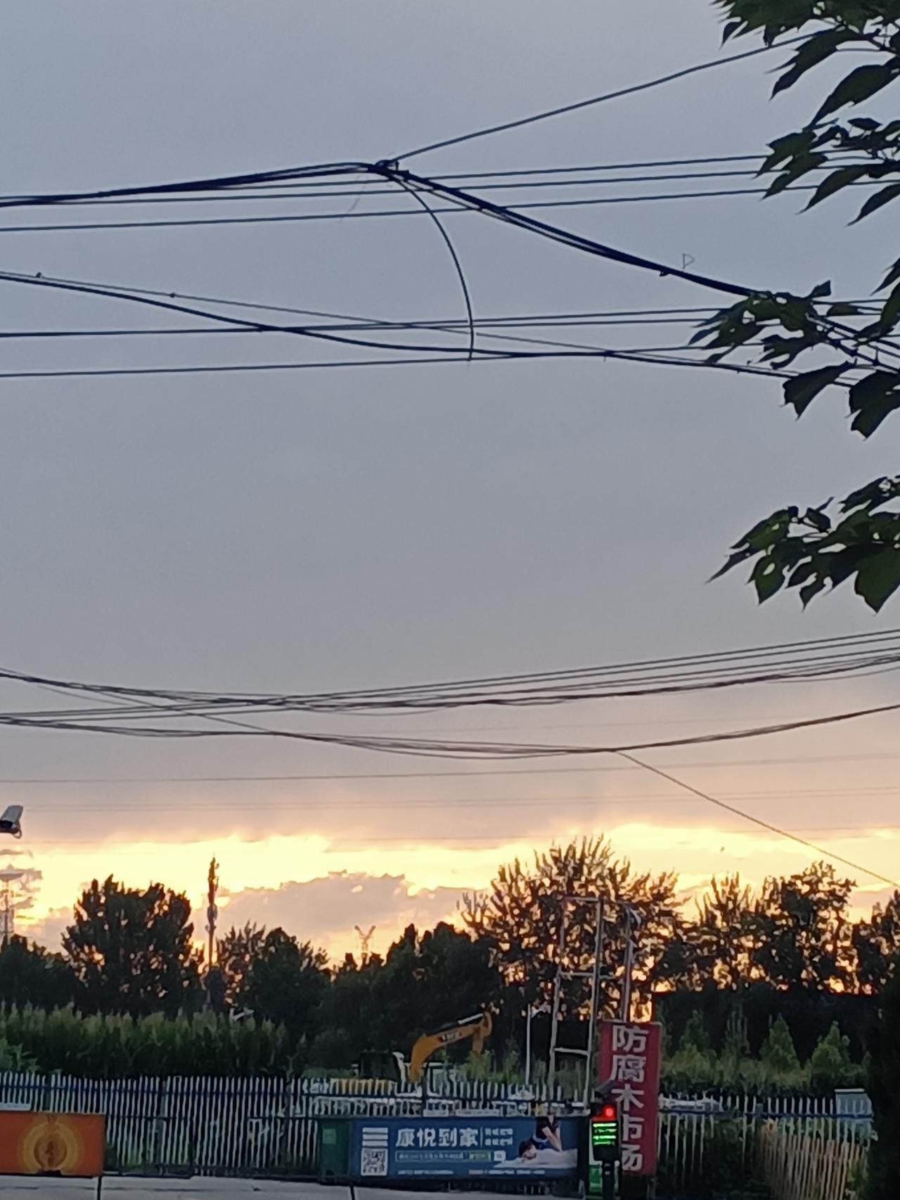 最美不过夕阳红。
   下午下了一阵太阳雨，一下就把酷热驱赶的无影无踪了。
  
