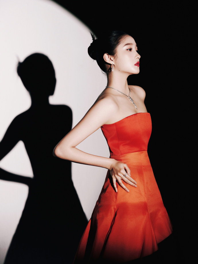 关晓彤帷幕拉开，是肆意张扬的一抹橘！