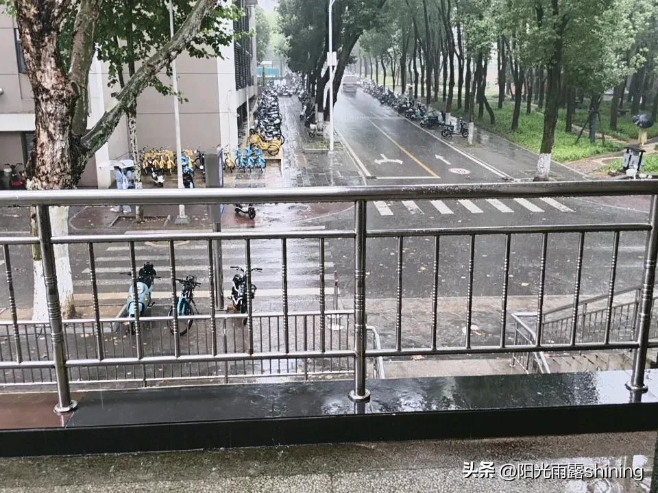今天上午收到橙色暴雨预警短信，中午12点多武汉下起好大雨呀，雨水落在地面溅起大水