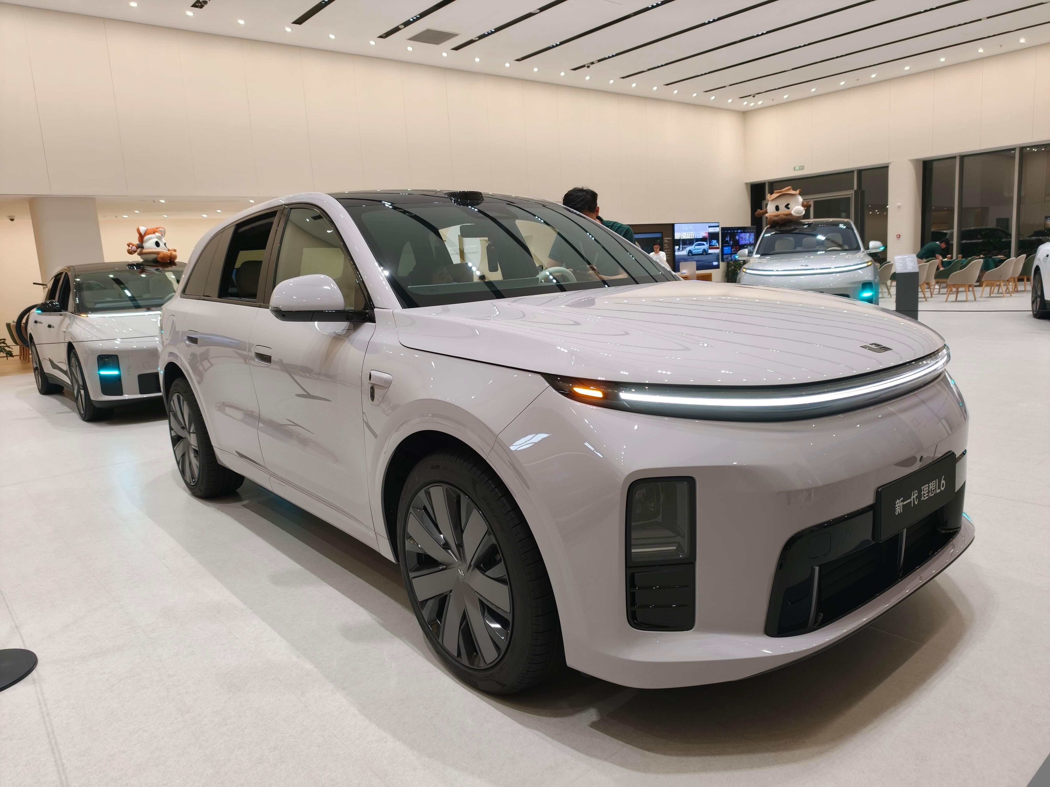 理想L6 Ultra的电池直接从36.8kWh提升到了51kWh，续航达到了30