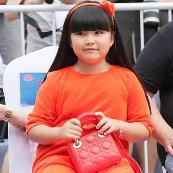 原来，李湘那么多的钱是这样来的，女儿像极了爸爸！一次，鲁豫问李湘：“你女儿还小，