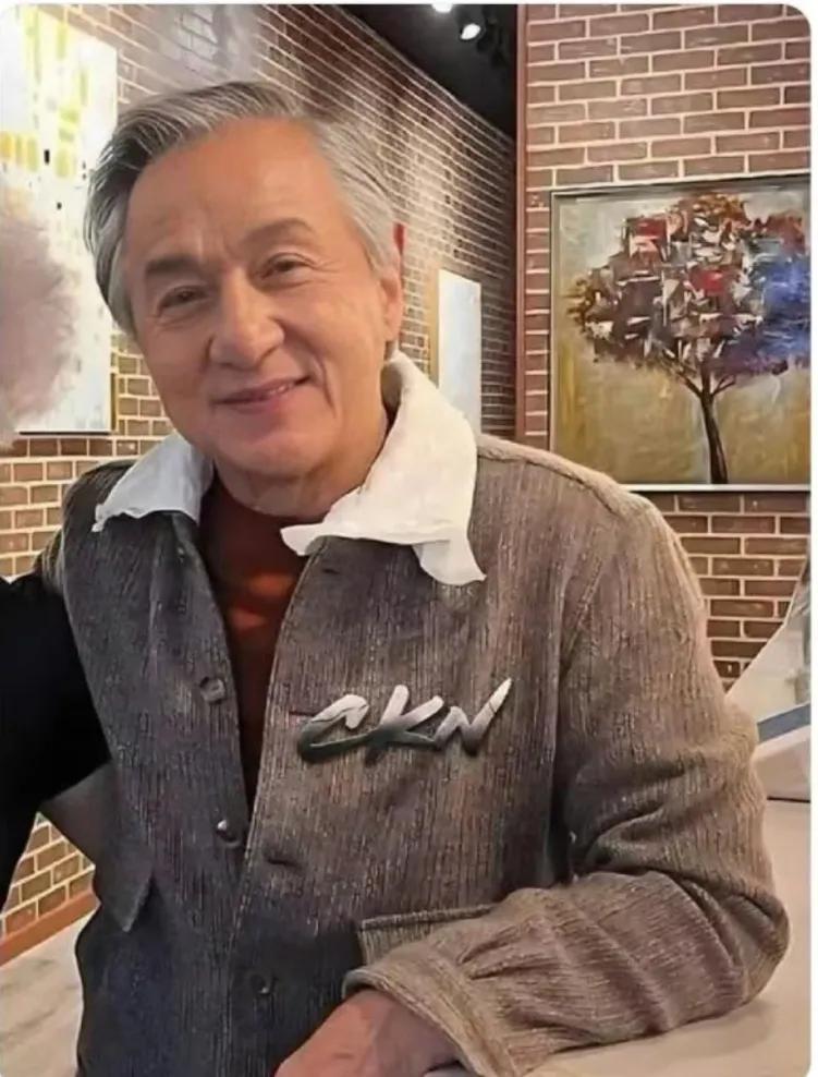 成龙大哥两鬓斑白，眼角都是鱼尾纹，头发都花白了，但是整个人状态很好精神抖擞，这个