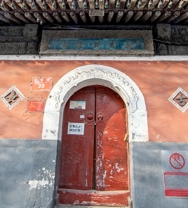 康熙生母孝康章皇后佟佳氏去世后，康熙是由孝庄太皇太后和孝惠章皇后抚育长大的。
孝