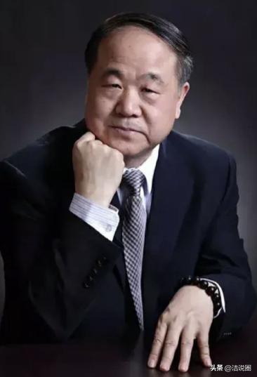1967年，12岁的莫言透过窗户纸的破洞，看到一名男教师正往女教师郑红英的裤腰里