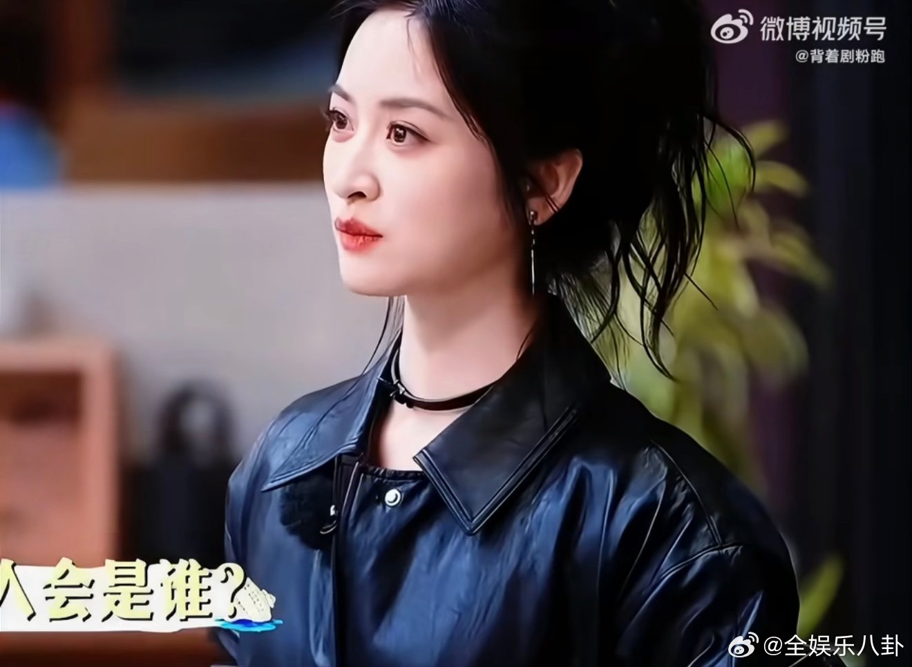 沈月吹风完全偶像剧女主沈月录综艺都像拍偶像剧风一吹，头发轻轻飘，沈月这个画面温柔