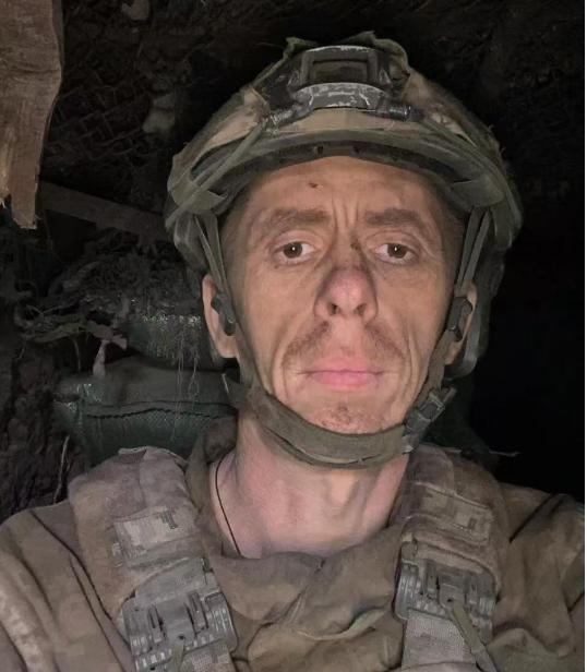 乌军一个人坚守阵地472天，撤下火线时，已经几乎不会走路！乌军46岁老兵谢尔盖·