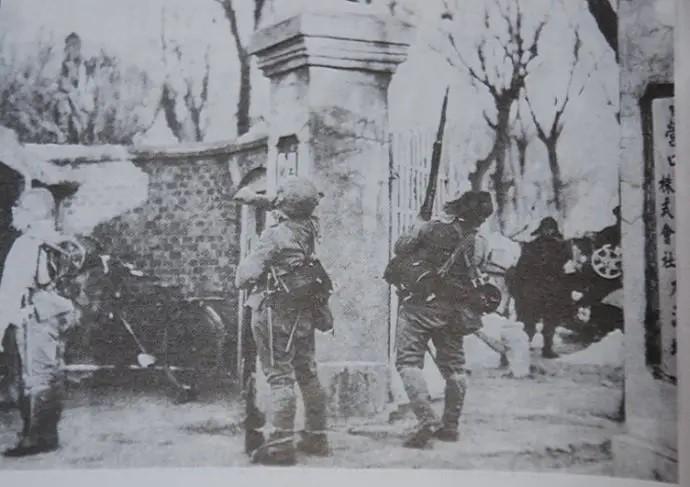 1932年，东北土匪老北风投降日军，并设宴款待日本顾问，谁知对方赴宴时，老北风却