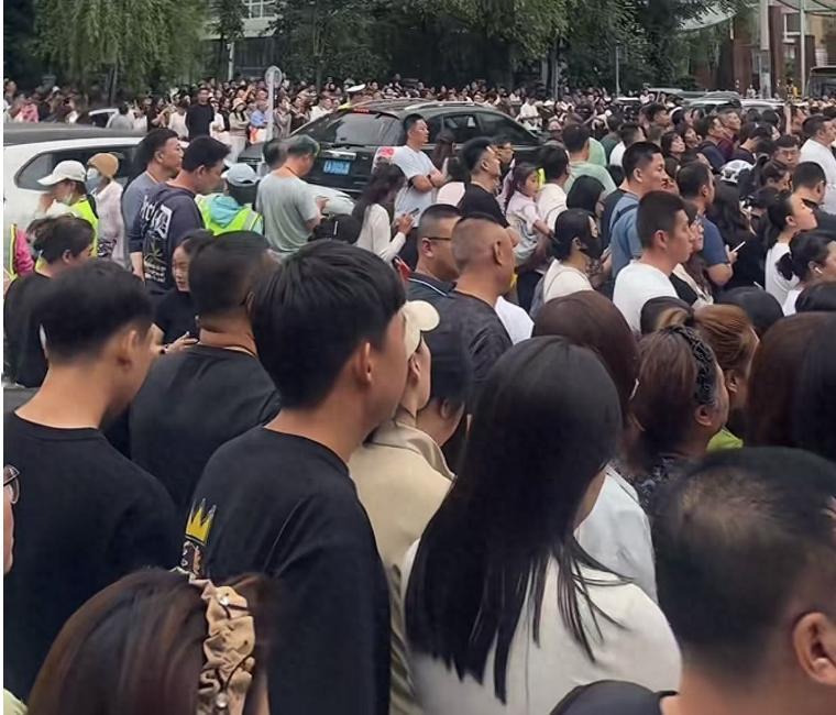 昨天刷热搜直接被惊到，苏州这所公办初中，光初一年级就开出 96 个班，新生五千多