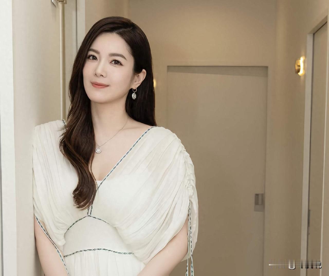 离婚后秒变“香饽饽”，苟芸慧的幸福还远吗？
香港女星苟芸慧，曾是华姐冠军，颜值一