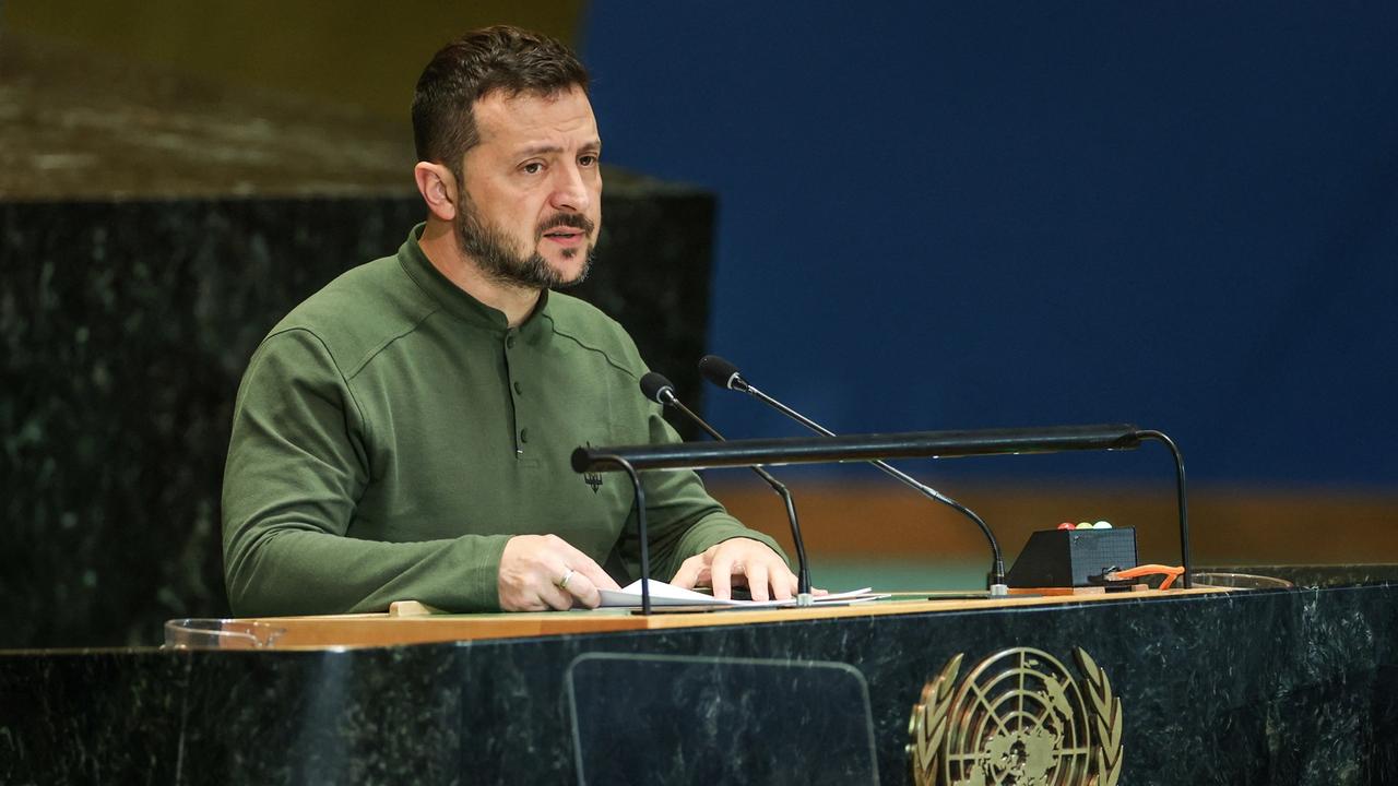 泽连斯基在纽约被俄罗斯记者堵住，问什么时候去莫斯科。他丢下一句：坐导弹去。
俄罗