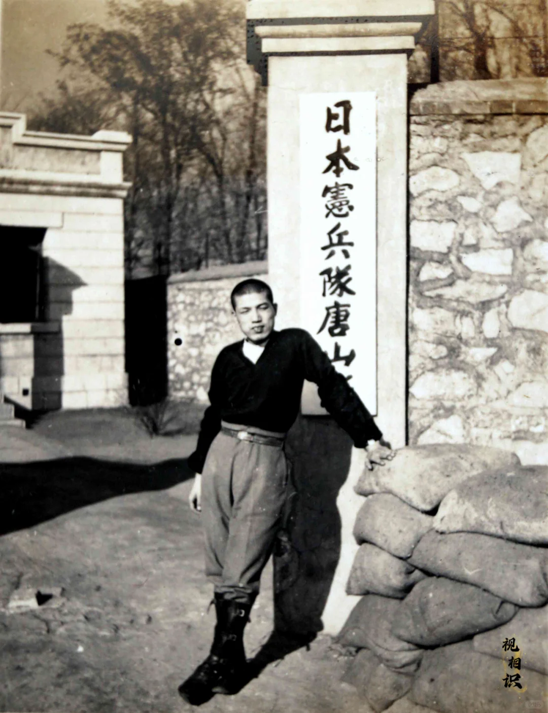 1941年，河北唐山，一名侵华日军站在宪兵队门口的留影，自从1937年日军占领唐...