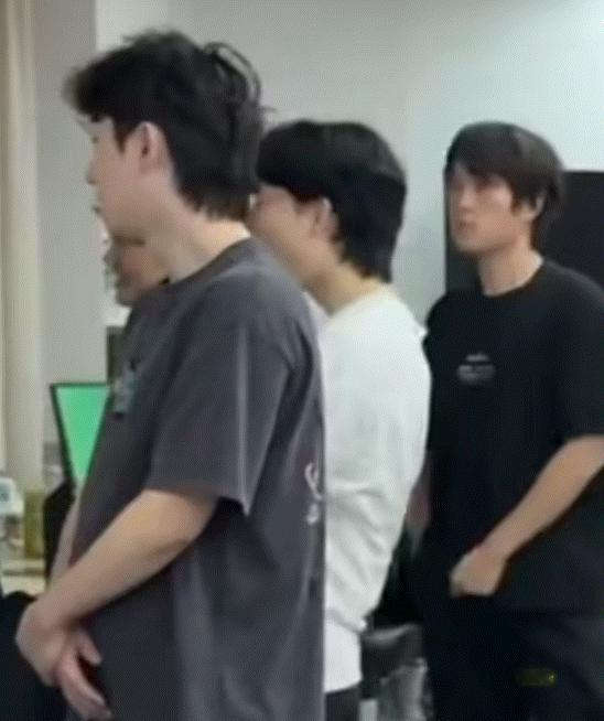 继揉面团之后的拍打面团 ​​​