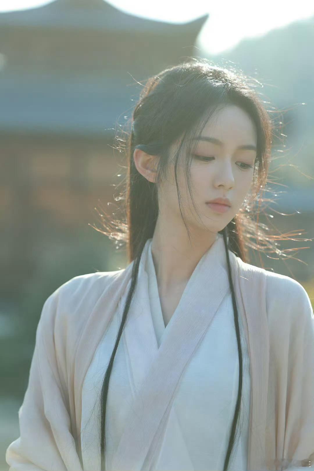 感觉锦月如歌还挺不错的，周也的演技进步了很多，而且美貌完全在线，丞磊的状态也挺好