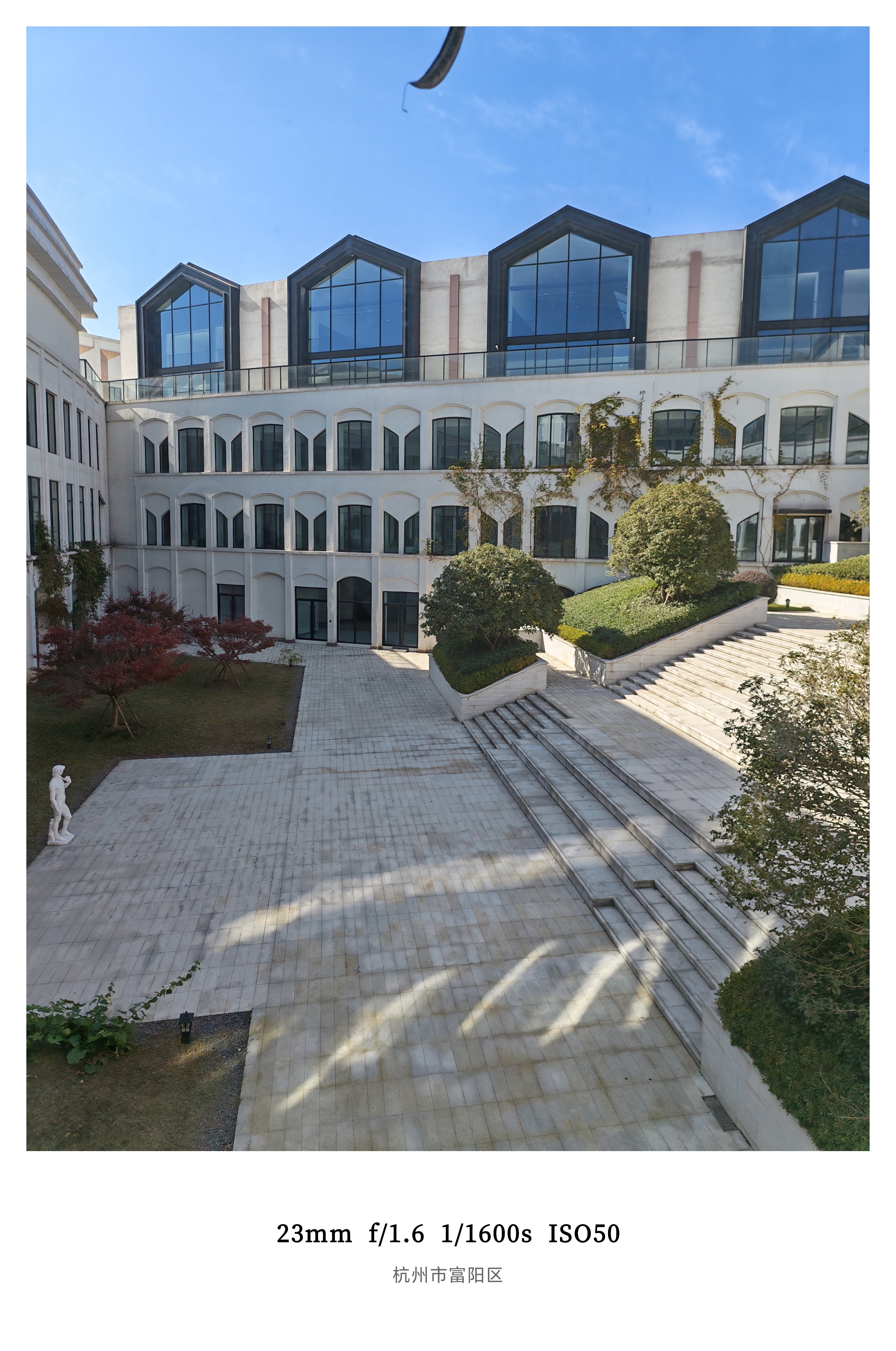 今儿去的国际学校环境是真不错大礼堂，大操场还有美丽的校服果冻恨不得买两套回去穿还