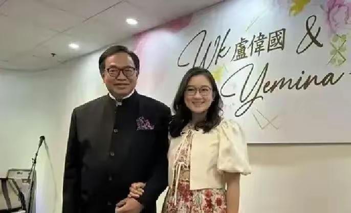 叫了二十年的“卢伯伯”，突然要改口叫“老公”。香港政商大佬卢伟国再婚，新娘是他从