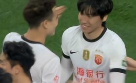中超第13轮，成都蓉城主场0-1不敌上海海港，九连胜与联赛不败纪录告终。海港凭借
