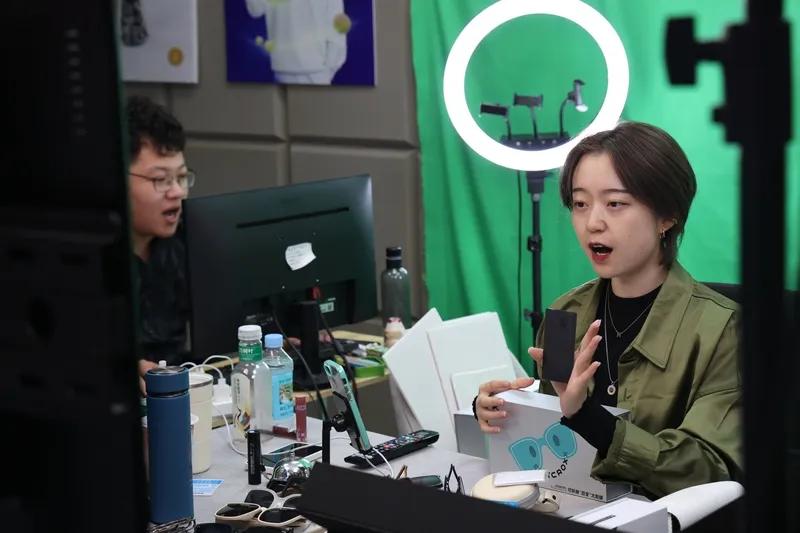 在这个时代，很多主播能有这样的态度真的很难得。就像在树立价值观方面，需要很多积极