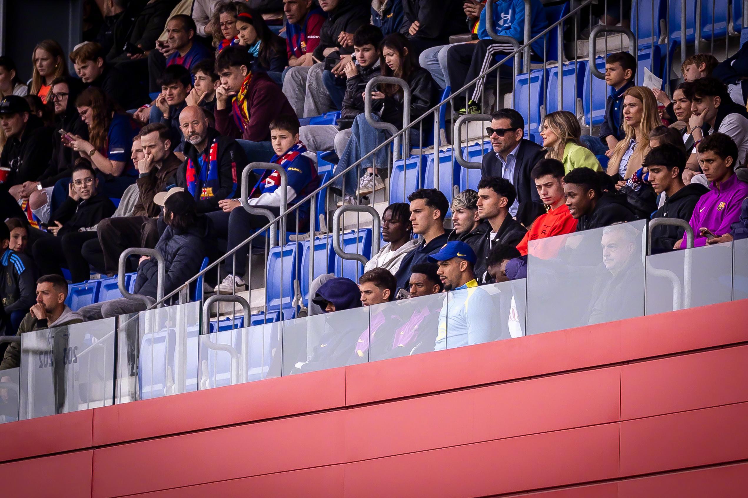 👀学长们大眼睛都盯着呢！👏🏻加维、亚马尔、巴尔德与阿劳霍现场督战，巴萨竞技