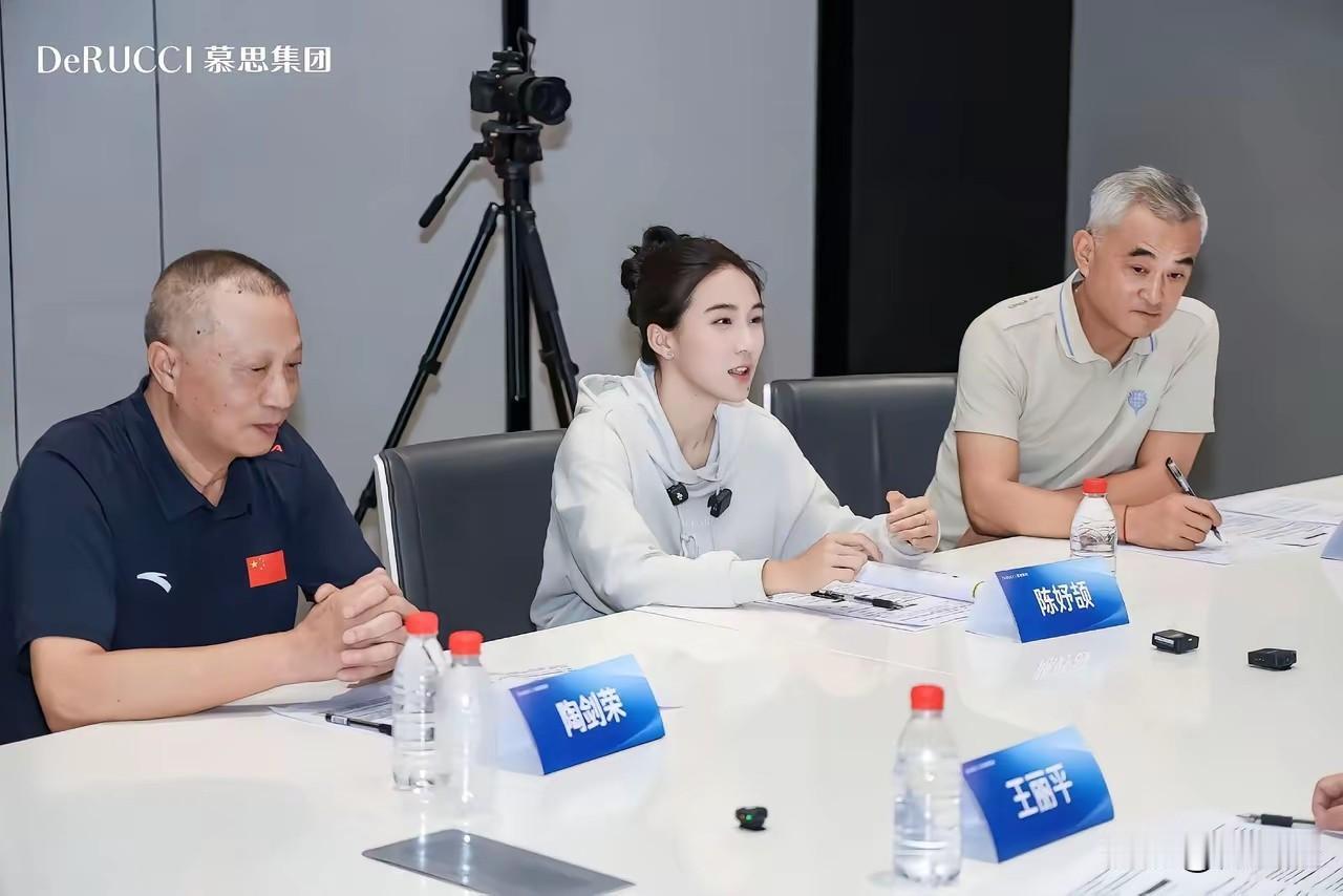 不得不说，小孩姐陈妤颉已经是见过大世面的人了，与父辈级的企业领导们一起开发布会，