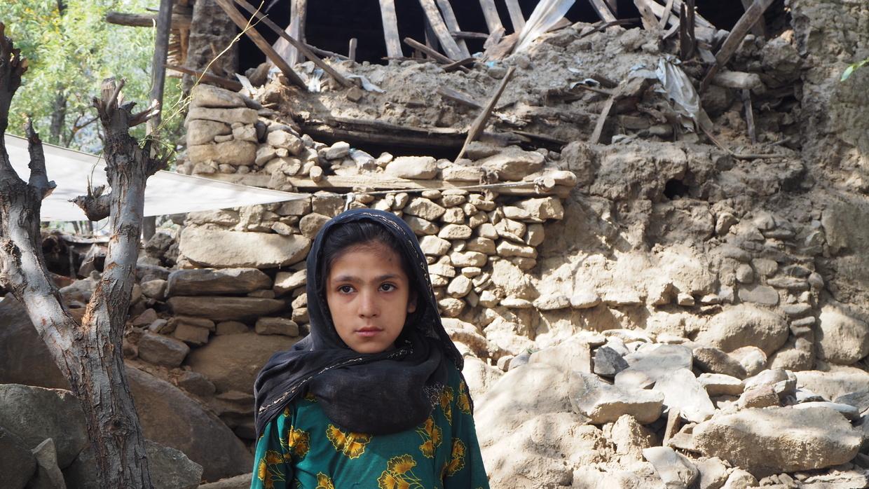 在阿富汗几乎被遗忘的库纳尔省，斯佩达尔村正在地震废墟中艰难重建，远离世界目光。