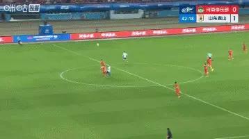 河南队这个门将出击失误送大礼，瓦科可不会浪费这样的机会，一脚吊射惩罚对手，山东泰