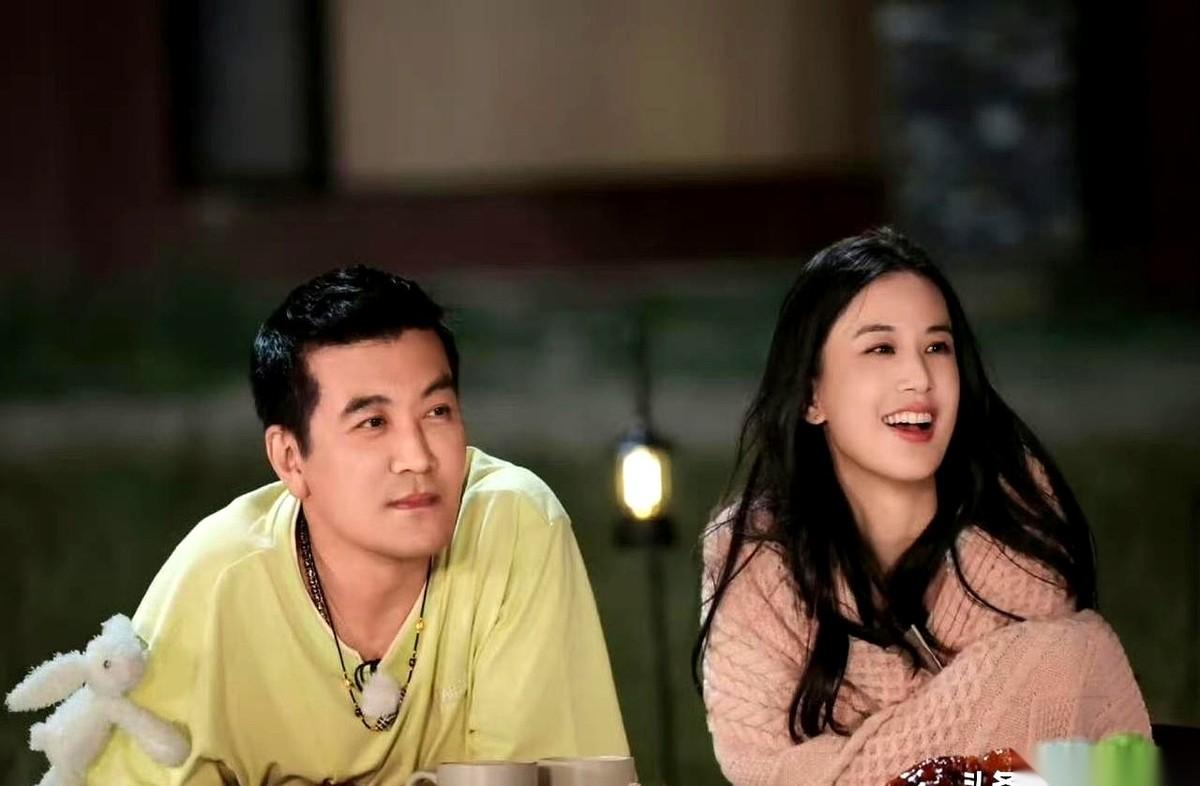 杨子这事儿，算盘珠子都快崩到我脸上了。
他大女儿，02年的。新来的这位，03年的