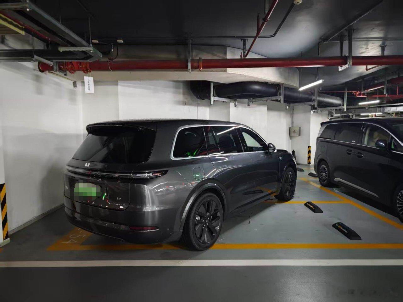 现在真的是不分青红皂白先给理想扣个帽子再说…看看图，这车位也就只能停一辆车！理想